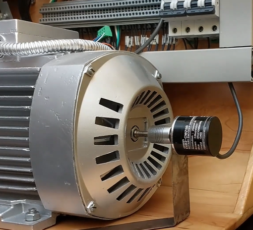 Foto del encoder montado en el motor con bornes etiquetados